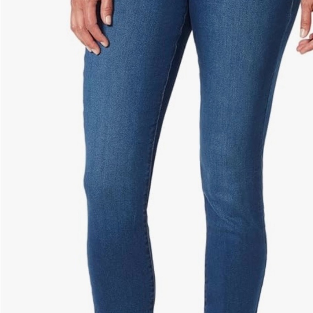 Gloria Vanderbilt Women's Classic Straight Leg Jeans in Denim Blue